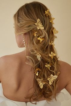 Gilded butterflies with exquisite structural detail have made a comeback. These clips come in a set of three. Plated in gold. Available in pearl, crystal, and metal. Made in NYC Scrub Corpo, Clip Hairstyles, Butterfly Hair Clip, Butterfly Hair, Gold Hair, Aesthetic Hair, Trendy Hairstyles, Womens Haircuts, Prom Hair