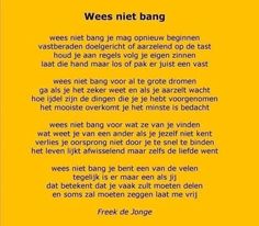 a yellow poster with the words wees niet bang