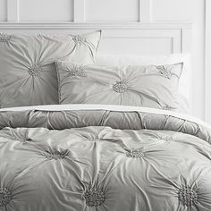 the comforter is clean and ready to be used in this bedding set,