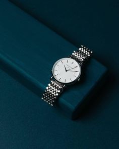 Elevate your style with the perfect wrist watch! ⌚✨ Click the link to explore our curated collection of stunning timepieces designed for women. Whether you’re looking for an elegant classic or a trendy modern piece, we have something for every occasion. Don’t miss out—find your ideal wrist watch today! 😀😉🤫 Classy Watch, Silver Watches Women, Girls Watches, Upper East Side, Jewelry Fashion Trends