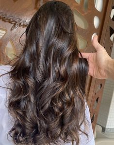 Brown Hair Inspiration, Brown Hair Looks, Brown Hair Inspo, Layered Haircuts For Medium Hair, Long Hair Color, Brown Hair Balayage, Haircuts Straight Hair, Balayage Brunette, Natural Beauty Tips