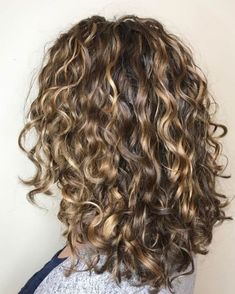 Dark Blonde Highlights, Highlights Curly Hair, Super Hair, Blonde Hair With Highlights, Hair Color Highlights, Mid Length Hair, Curly Hair Cuts