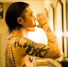 Men Long Undercut, Man Long Hair Undercut, Miyavi Long Hair, Men’s Ponytail, Long Hair With Undercut Men, Yakuza Hairstyle, Undercut Wolfcut, Long Hair Undercut Men, Undercut Long Hair Men