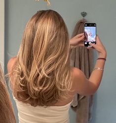 Brunette Blonde Hair Color Ideas, 90e Haircut, Flat Layered Hair, Mid Length Hair With Short Layers, Slight Layers Medium Hair, Blonde Hair Mid Length Layers, Layers Mid Length, Medium Length Hair With Layers Blonde Highlights, Rachel Green Blonde Hair