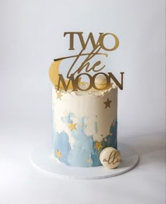 White buttercream cake with pastel blue gradient from the base, adorned with gold stars and a big gold moon topper with text that says “Two the Moon” To The Moon And Back Cake, 2 The Moon Cake, 2nd Birthday Boy Cake, Second Birthday Cake Boy, Twin Cake Ideas, Two The Moon Birthday Cake, Moon Themed Cake