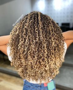 Butterscotch Hair, Purple Highlights Blonde Hair, Blonde Natural Hair, Dyed Curly Hair, Highlights Curly Hair, Goddess Braids Hairstyles, Crimped Hair, African Hair Braiding Styles, Blonde Curly Hair