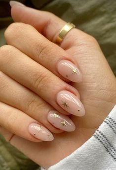 Rounded Almond Shaped Nails, Subtle Gold Nail Design, Minimalist Celestial Nails, Cute Natural Almond Nails, Classy Bday Nails, Simple Korean Gel Nails, Basic Nail Inspiration, Neutral Almond Nails With Design, Minimal Nail Design Natural