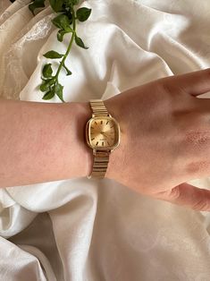 Discover the perfect blend of elegance and simplicity with our Gold Colored Women's Wristwatch. With a case diameter of 20-25mm, this timepiece is designed to be both stylish and comfortable for everyday wear. Crafted from durable steel, the case and cord material ensure longevity, while the sleek steel strap adds a touch of modern sophistication. The minimalist design makes it an ideal accessory for any occasion, whether you're dressing up for a night out or adding a subtle touch of luxury to y Minimalist Gold Watch With Adjustable Fit, Minimalist Adjustable Gold Watches, Gold Minimalist Analog Watch, Classic Watches With Bracelet Strap As Gift, Elegant Watch, Classy Watch, Toned Women, Minimalist Women, Watch Gift