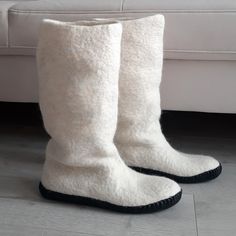 "High Felted Boots, Boiled Wool Slippers, Warm Handmade Boho Boots, Men Sizes US 7-12/ EU 41-45 Selling thise handmade, I guarantee warmth and comfort on cold days thanks to these women's boots/felted boots. Crafted from high-quality sheep's wool, they are reliable and warm, perfect for winter. These boots/felted boots are the ideal way to stay warm and stylish during winter days. Made with love and attention to detail, they will provide you with coziness and pleasure with every step. Colors: wh White Winter Slippers With Rubber Sole, Floral House, Felted Wool Slippers, Felt Boots, Hygge Gifts, Wool Shoes, Slippers For Men, Boho Boots, Wool Slippers