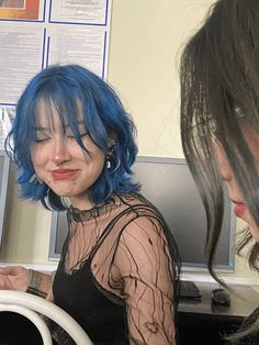 Blue Hair For Short Hair, Blue Hair Color Shorthair, Blue Hair On Short Hair, Short Blue Wolfcut, Dyed Hair 2 Colors, Blue Wolfcut Hair, Hair Dye Colors Blue, Cute Blue Hairstyles, Blue Hairstyles Short