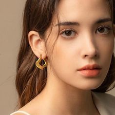 Dive into the world of modern art with Wavy Hoops, elegantly crafted in 18k gold plating. These unique earrings feature an intriguing wavy design, offering a chic and contemporary look. Shaped Hoop Earrings, Thick Gold Hoops, Chunky Earrings, Waterproof Jewelry, Creative Jewelry, Stainless Steel Earrings, Circle Earrings, Gold Hoops, Metal Style