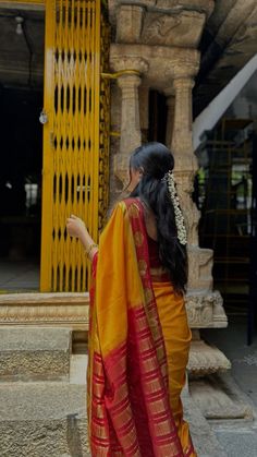 Tamil Girls Saree Look, Temple Outfit Indian, Onam Saree Poses, Traditional Saree Photoshoot Poses, Traditional Photography Poses, Poses In Saree For Photoshoot, Indian Saree Aesthetic, Traditional Photoshoot Ideas, Onam Poses