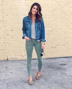 Popular Spring Outfits, Jean Jacket Outfits, Teaching Outfits, Fall Attire, Leopard Shoes, Fashion Book, Traje Casual, Green Jeans, Outfit Jeans