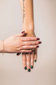 Besties, you won’t believe these press on nails solid color from Quickies! They are the cutest and most simple designs. Choose from square, almond, short, and long shapes in pink, blue, red, green, and more. Perfect for all seasons – summer, fall, winter, and spring. Try our chrome, white, yellow, and brown nails for some stylish inspo. Shop now for the best nail ideas and let’s show off those nails together!