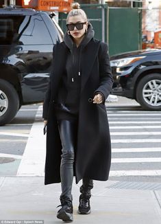 Healy Bieber, Celebrity Winter Style, Hailey Baldwin Street Style, Winter Mode Outfits, Walking Down The Street, Looks Street Style, Popular Outfits, Hailey Baldwin, Hoodie Outfit