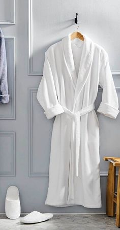 For a skin-pampering indulgence that rivals a day at the spa, wrap yourself in our ultra-soft robe. The robe features a plush 280 gsm in luxuriously absorbent Turkish cotton and an ultra poly-fleece exterior for sumptuous warmth and relaxation après shower. Woven in a soft cotton blend, our Resort Plush Slippers are a perfect match. Out Of Shower Robe, Cute Spa Robes, Knitted Bath Robe Pattern, Fancy Spa Robes, Hotel Spa Robes, White Bath Robe Aesthetic, Bathrobes For Women Luxury Spa, White V-neck Loungewear Robe, Soft Robes