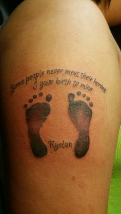 a woman's tattoo with two footprints and the words, some people never meet their homes i give birth to mine