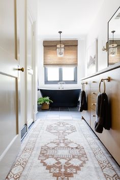 a bath room with a rug on the floor