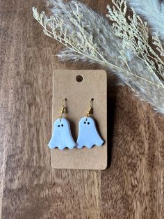 Hand-made ghost clay earrings. Can be customized. Choice of silver or gold metal. Air Dry Clay Halloween, Clay Halloween Earrings, Ghost Clay, Clay Halloween, Halloween Clay, White Ghost, Springfield Mo, Halloween Earrings, Dry Clay