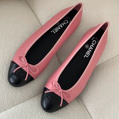 The Iconic Chanel Ballet flats with CC logo on the toe and bow detailing.Unworn & 100% authentic guaranteed. Supplied in its original packaging. DETAILSPinkBlack toeLambskin Need assistance? Use our Sourcery service or chat to a member of our team via WhatsApp Dhgate Finds, Ballet Flats Pink, Fab Shoes, Fantastic Shoes, Mens Travel Bag, Fashion Buyer, Pretty Bags, Dream Shoes, Cc Logo