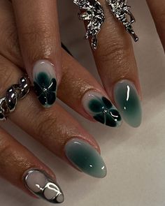 ig : chibimoon.nails Festive Christmas Nails, Christmas Tree Nails, Christmas Gel, Winter Manicure, Tree Nails, Eye Nails, Winter Nails Acrylic, Cute Christmas Nails, Christmas Gel Nails