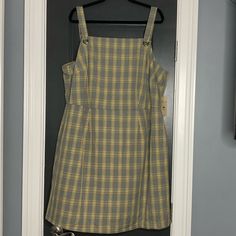 *****New With Tags***** Whether You Style It Over A T-Shirt Or Wear It Solo, Be Bop's Plaid Jumper Dress Fits In Perfectly With Your '90s-And-Now Aesthetic. Just Don't Forget Your Boots. Square Neckline Exposed Back Zipper Adjustable Straps; Grommet Hardware Unlined Polyester/Spandex Machine Washable Measurements: 2x: Bust:Approx 22 1/2” Length:34 1/2” Waist:22” D-16 3x: Bust:Approx 24 Length:34 1/2” Waist:23 1/2” D-17 Model Shown For Fit Idea***Colour Not Offered Yellow Casual Mini Dress For Picnic, Casual Yellow Mini Dress For Picnic, Casual Yellow Sundress For Picnic, Black Floral Sundress, Plaid Jumper Dress, Junior Dresses Casual, Short Shift Dress, Little Black Cocktail Dress, Plaid Jumper