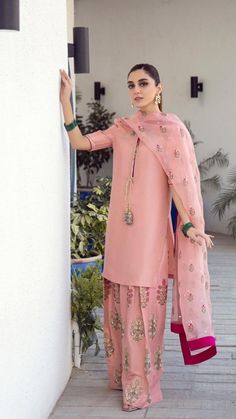 Dresses For Ladies, Maxi Dress Designs, Velvet Dress Designs, Pakistani Dresses Casual, Pakistani Fancy Dresses, Pakistani Fashion Party Wear, Bridal Dress Fashion, Dress Design Patterns, Sleeves Designs For Dresses