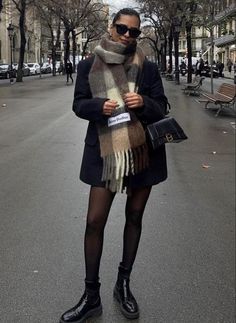 15 Winter Outfits That Will Make You Excited To Wear Your Coat - CLOSS FASHION Vinter Mode Outfits, Amsterdam Outfit, Rome Outfits, City Break Outfit, Look Adidas, Europe Outfits