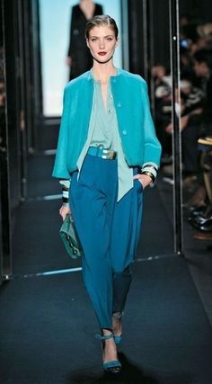 Turquoise Clothes, Monochrome Fashion, Fashion Mistakes, Blue Pants, Colourful Outfits, Fashion Colours