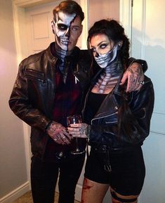 pinterest: @714elizabeth Couples Halloween Costumes Creative, Scary Couples Halloween Costumes, Halloween Costume Couple, Diy Fantasia, Easy College Halloween Costumes, Meme Costume, Halloween Costumes Diy Couples