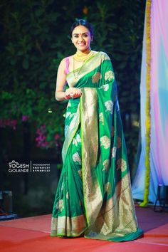 Green Kanjivaram Saree Silk, Green Saree Look, Amruta Khanvilkar, Maharashtrian Saree, Saree Green, Bridal Sari, Kanjivaram Sarees Silk, Saree Bollywood