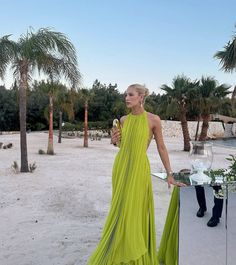 Formal Beach Wedding Guest Dress, Wedding Guest Dress Garden Party, Simple Dress Aesthetic, Beach Chic Outfit Wedding Guest, Wedding Guest Outfit Green, Wedding Guest Outfit Beach, Wedding Guest Dress Aesthetic, Beach Formal Wedding Guest, Beach Wedding Dress Guest