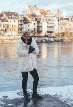 Europe Winter Fashion, Winter In Europe, European Travel Outfit, Winter Vacation Outfits, Travel Fashion Winter, Brown Leather Gloves, Christmas In Europe, Winter Travel Outfit