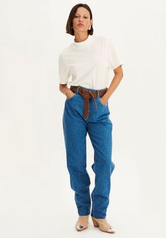 Descubra a calça versátil e ideal para usar em diversas ocasiões. Possui modelagem reta, cintura alta e caimento confortável. Combine com tees e arrase por onde passar. My Favorite Things, Elegant Style, High Waist Jeans, Favorite Things, My Favorite, Women Jeans