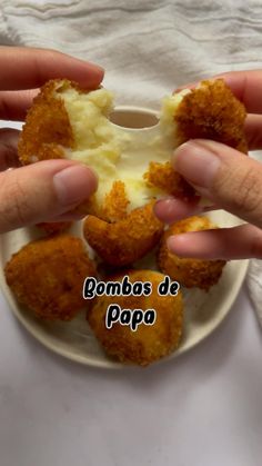 two hands holding food over a plate with the words pombos de pop on it