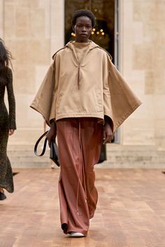 Gabriela Hearst Spring 2025 Ready-to-Wear Fashion Show | Vogue Leather Midi Dress, Cashmere Cape, Gabriela Hearst, Fashion For Petite Women, Leather Belt Bag, Shearling Coat, Knit Mini Dress, Spring Dress, Formal Wear