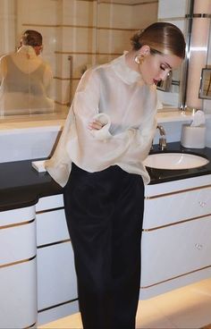 Spring Rehearsal Dinner Outfit Bride, Cool Classic Style Outfit, Zara Organza Top Outfit, Elegant Summer Outfits Women 30s, Styled Button Ups, Elegant Street Style Summer, Fall Bride Rehearsal Dinner Outfit, Black And White Night Outfit, Entertaining At Home Outfit