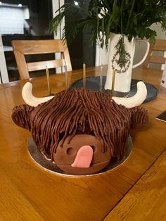 Highland cow cake with lemon sponge and lemon and cream cheese frosting and chocolate buttercream #highlandcoo #cake #cow #highlandcow #highlandcowcake #chocolate #chocolatecake #lemoncake Cake Cow, Cow Cake, Cow Cakes, Lemon Sponge, Cake Simple