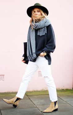 3 Piece rule: add a 4th and 5th piece for extra style points Scarf = 3rd piece, hat = 4th piece Fashion Me Now, Style Casual Chic, Walking Down The Street, Pullover Mode, Street Style Paris, Olivia Palermo, Teen Vogue