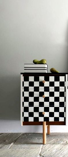 Chequerboard desk Checkered Painted Furniture, Fun Dresser Painting Ideas, Diy Painted Desk, Art Deco Drawers, Retro Painted Furniture, Checkerboard Furniture, Checkered Furniture, Mid Century Furniture Makeover, Retro Furniture Makeover