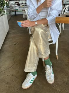 Sheer Aesthetic Outfit, On Trend Outfits 2023, Mary Ralph Lawson Style, Athens Street Style, Stile Boho Chic, Gold Pants, Nashville Outfits, Paris Mode, Mode Inspo