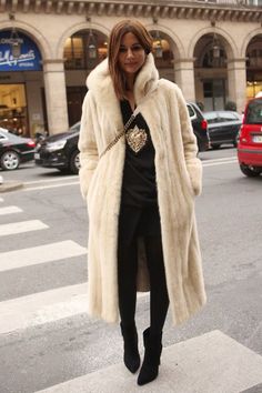 Simple Black Outfits, Christine Centenera, Coat Trends, Mink Coat, Moda Chic, Outfit Trends, Street Style Winter, White Fur