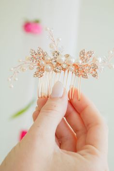 Introducing the Abigail Comb: a stunning rose gold accessory embellished with pearls and a touch of sparkle. She's absolutely enchanting! Rose Gold Accessories, Bow Ponytail, Hair Accessories Collection, Bandana Hairstyles, Branded Gifts, Gold Accessories, Screw Back Earrings, Bridal Hair Accessories, Scrunchie Hairstyles