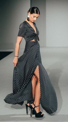 Rocío Osorno - Diseñadora de moda - Sevilla Beautiful Skirts, Cute Dresses, Stylish Outfits, Black Fashion, Beautiful Dresses, Wrap Dress, Style Inspiration, Maxi Dress, Fashion Outfits