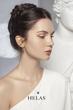 The black pearls of Tahiti,glossy and resplendent,exude a fascinating beauty. The luster of these pearls intertwines with the brilliance of K-gold, conjuring an understated yet opulent elegance reminiscent of Athenian aesthetics. Together, they embody the unpredictable and multifaceted charm of modern women.