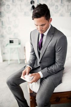 Gray Suits, Terno Slim, Costum Elegant, A Man In A Suit, Man In A Suit, Purple Suits, Warehouse Wedding, Groomsmen Suits, Gray Weddings