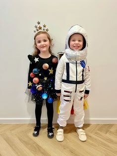 #carneval #costumes #twins #boyandgirl #diy #astronaut #nasa #space #universe #carneval #costumes Space Shuttle Costume Diy, Group Space Costume Ideas, Toddler Astronaut Costume Diy, Saturn Halloween Costume, Homemade Astronaut Costume