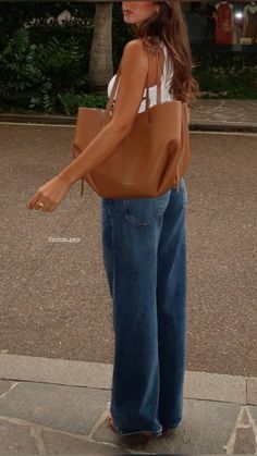 Brown Bags Outfit, Brown Bag Summer Outfit, Outfit With Brown Bag, Small Waist Outfits Style, Brown Shoulder Bag Outfit, Polene Bag Cyme, Brown Leather Bag Outfit, Brown Bag Aesthetic, Brown Handbag Outfit