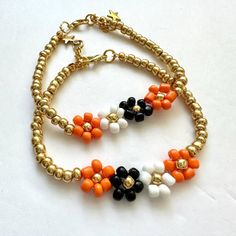 Halloween themed colors daisy bracelet Bracelets are sold separately This listing is for ONE bracelet Bracelets are made to your measurement and we'll add an extender Handmade DM with questions Halloween Beaded Bracelet Ideas, Fall Beaded Bracelet, Fall Bracelet Patterns, Fall Beaded Bracelets, Bracelets Fall, Fall Necklaces, Fall Bracelets