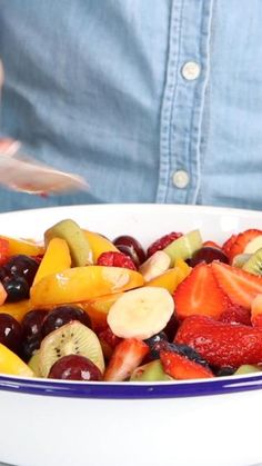 This Easy Fruit Salad recipe is the best healthy dessert and it’s perfect for breakfast or brunch. Made with fresh and canned fruit – ready in minutes! Healthy Fruit Salads, Easy Fruit Salad, Lemon Juice Recipes, Summer Pasta Dishes, Easy Fruit Salad Recipes, Quick Cookies Recipes, Fruit Salad Recipe, Fruit Salad Easy, Canned Fruit